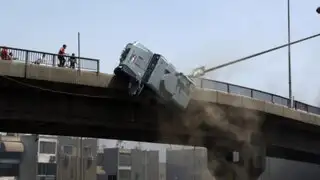 VIDEO: manifestantes lanzan auto de la policía desde un puente en Egipto