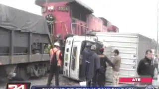 Chofer de camión salva de morir tras chocar contra un tren en Ate