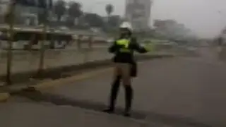 Pese a estar prohibido policía bloquea vía para dar paso al auto de ministro