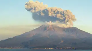 Impresionantes imágenes de la erupción del volcán Sakurajima en Japón
