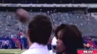 EEUU: periodista deportiva recibió un balonazo durante encuentro de la NFL