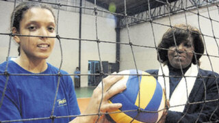 Puno: ex voleibolista Lucha Fuentes entrena a 300 niños de bajos recursos