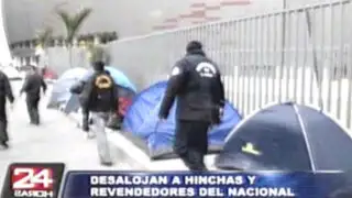 Desalojan a personas que acampaban en los alrededores del Estadio Nacional