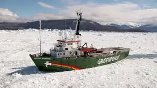 Rompehielos de Greenpeace irrumpe en el ártico pese a amenazas de Rusia