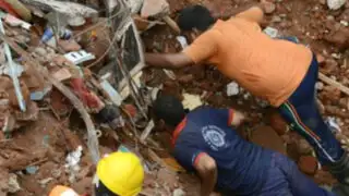 Al menos 11 muertos deja derrumbe de dos edificios en la India