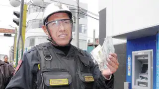 Chimbote: policía honrado devolvió dinero que encontró en cajero automático