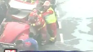 SJM: Bomberos rescatan a dos mujeres tras fatal accidente vehicular