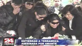 VIDEO: familiares entierran a joven azafata asesinada por su pareja
