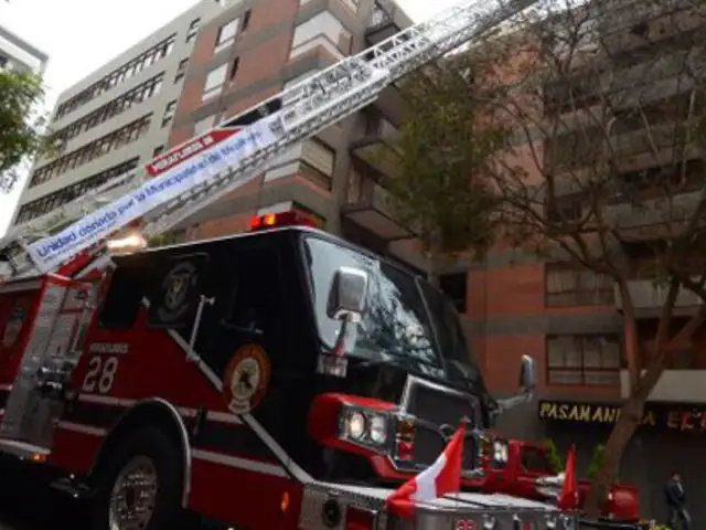 Bomberos de Miraflores estrenan escalera telescópica más alta del país