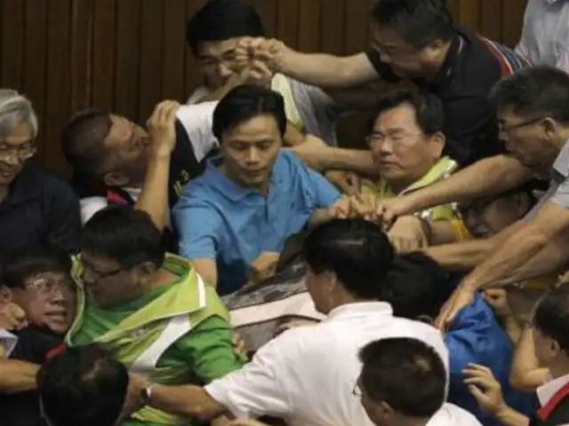 VIDEO: Batalla campal en congreso de Taiwán deja varios congresistas heridos