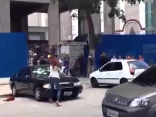 VIDEO: Una mujer brasileña destroza el auto de su enamorado por infiel