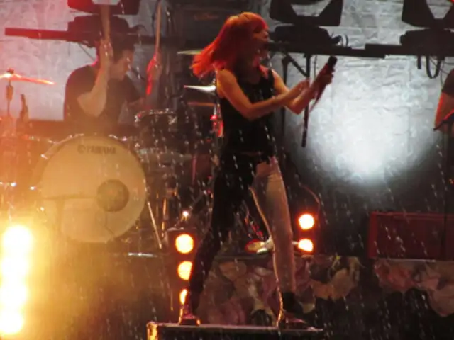 VIDEO: vocalista de Paramore enfurece y patea a su seguridad en pleno show