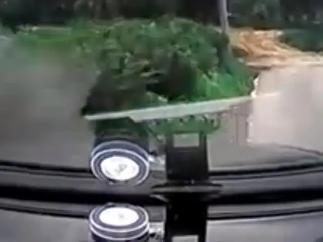 VIDEO: mujer vuelca automóvil a diez segundos de iniciar su exámen de manejo