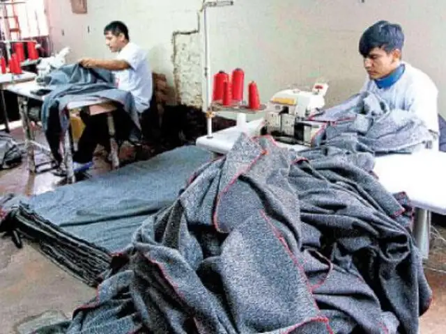 Reos del penal de Huacho fabrican 6,000 frazadas para donarlas a víctimas del frío
