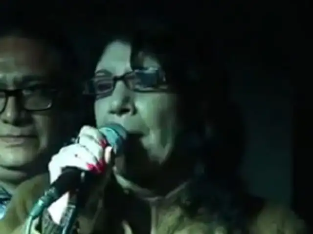 Poeta Dalmacia Ruiz-Rosas mentó la madre a asistente en accidentado recital
