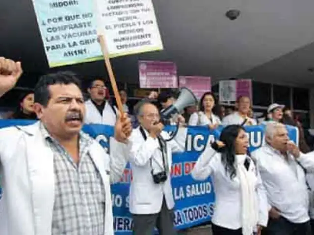 Médicos acuerdan suspender entrega de hospitales, pero huelga continúa