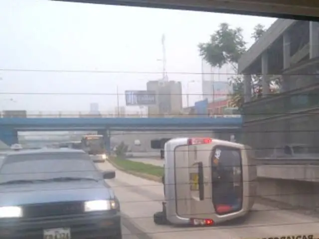 Camioneta se despistó y volcó en la Vía del Metropolitano