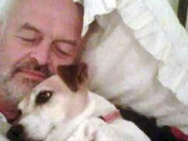 Sujeto rescata a perro antes que su esposa en naufragio