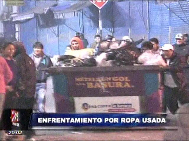 Comerciantes de ropa usada libran batalla campal durante operativo en Av. Grau