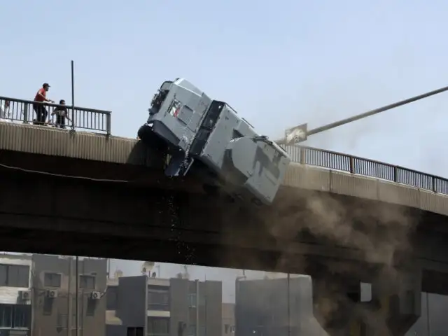 VIDEO: manifestantes lanzan auto de la policía desde un puente en Egipto