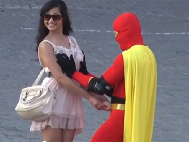 VIDEO: superhéroe "Boobs Man" revisa los senos para combatir el cáncer de mama