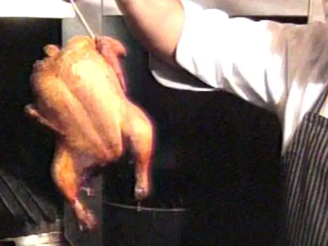 La Tribuna de Alfredo presenta al restaurant Bahía y sus  pollos al cilindro