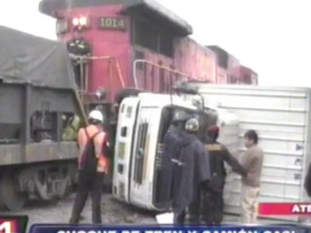 Chofer de camión salva de morir tras chocar contra un tren en Ate