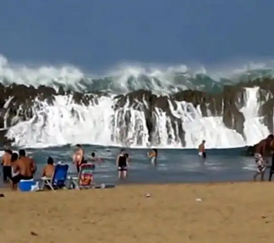 Puerto Rico: impresionantes olas sorprenden a turistas en playa Puerto Nuevo