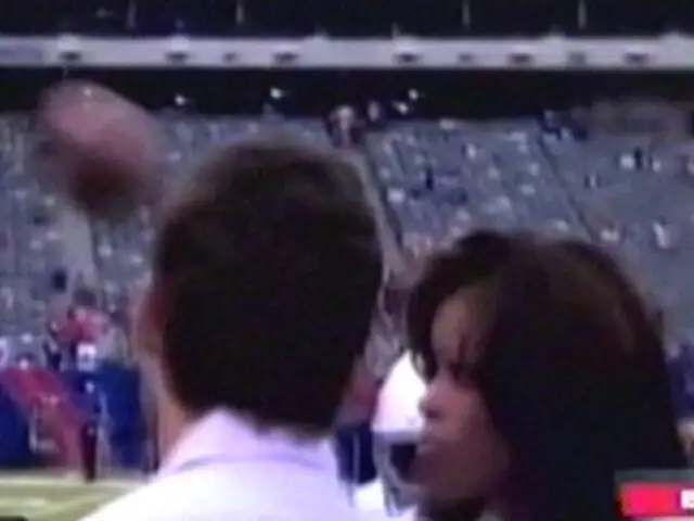 EEUU: periodista deportiva recibió un balonazo durante encuentro de la NFL