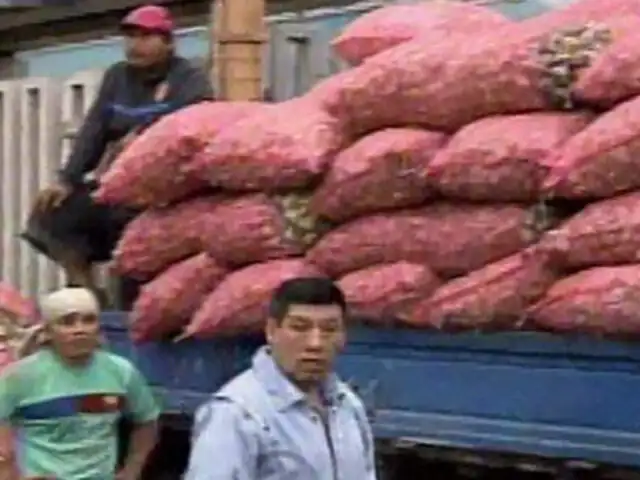 Policía impide ingreso de camiones con productos al mercado La Parada