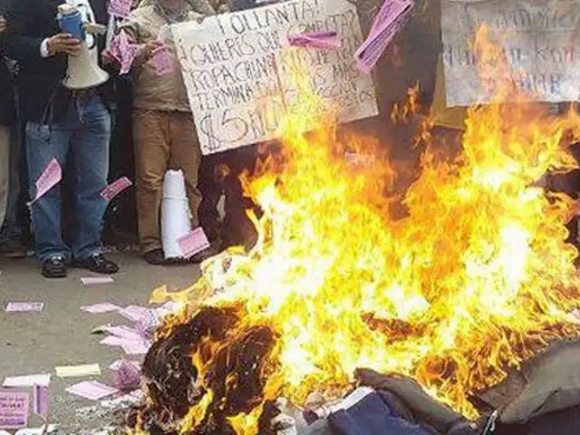 Empresarios de emporio comercial Gamarra protestan y queman ropas chinas