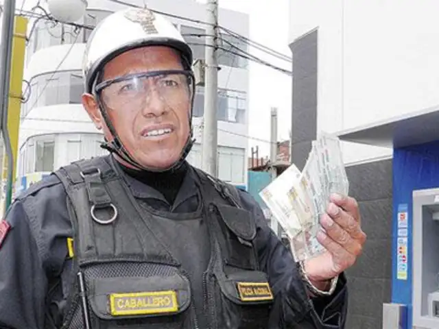 Chimbote: policía honrado devolvió dinero que encontró en cajero automático