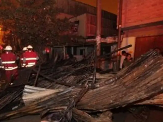 Voraz incendio consumió local del Vaso de Leche en Villa El Salvador