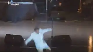 VIDEO: José José sufre aparatosa caída durante concierto en México