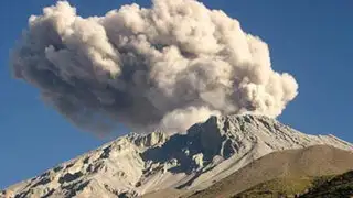 Explosiones del volcán Ubinas afectan a niños, ancianos y animales