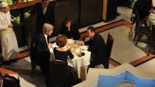 Escándalo: publican foto de John Kerry cenando con Bashar Al Assad