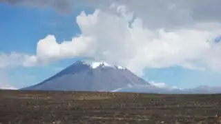 Advierten que volcán Sabancaya también podría iniciar actividad eruptiva