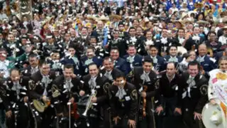 México: Cerca de 700 mariachis tocan al unísono y rompen récord Guinness