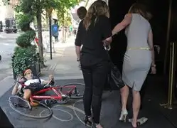 VIDEO: fotógrafo en bicicleta atropelló a ‘Estrella de Hollywood’ Nicole Kidman