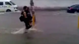 VIDEO: por ser caballero, hombre cae con su novia a charco en México