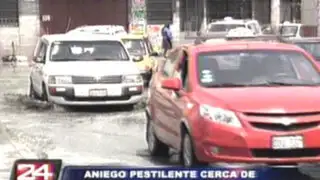 VIDEO: tubería colapsa e inunda varias calles cercanas al Hospital Dos de Mayo