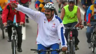 VIDEO: Nicolás Maduro se cae de bicicleta ante cientos de sus seguidores