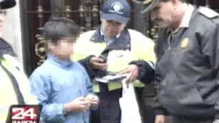 Niño perdido en el Centro de Lima habría sido obligado a vender caramelos