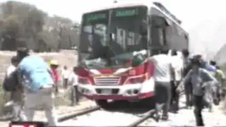 VIDEO: Ómnibus intentó cruzar vía ferroviaria y casi provoca accidente