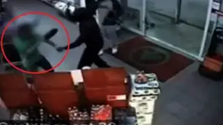 VIDEO: dueño evitó robo en su tienda enfrentándose a asaltantes con su zapato