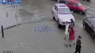 Rusia: conductora atropelló a tres mujeres tras una mala maniobra