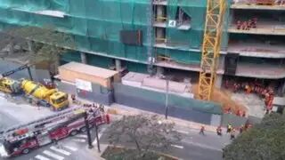 Obreros salvaron de morir tras caerles encima techo de edificio en San Isidro