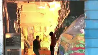 Centro de Lima: 30 unidades de bomberos sofocaron incendio de galería