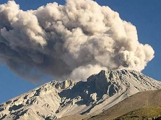 Tercera explosión del volcán Ubinas causa gran alarma en Moquegua