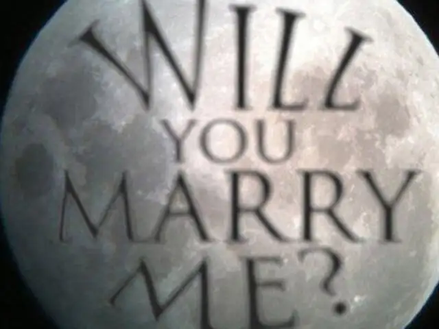 Hombre escribió en la luna para proponer matrimonio a su novia